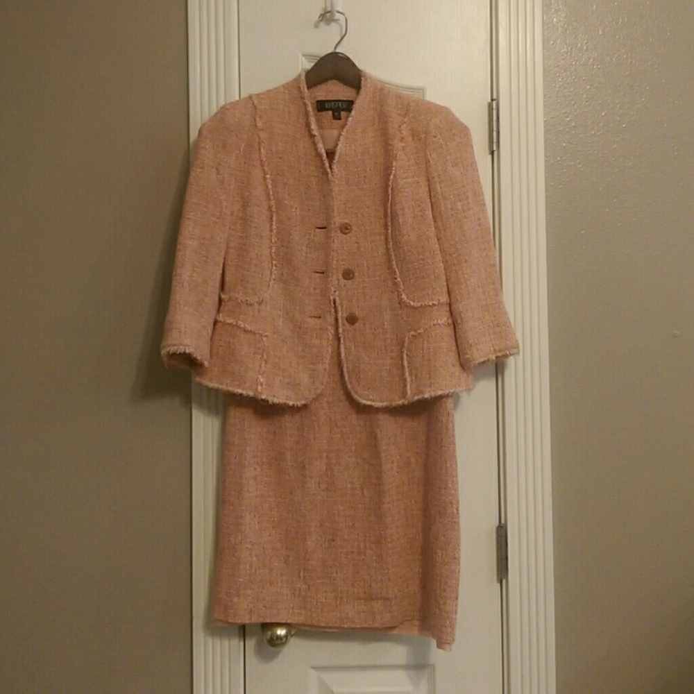 Skirt suit